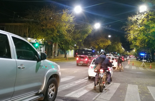Primer día hábil del confinamiento en Mendoza: tránsito lento por controles en accesos