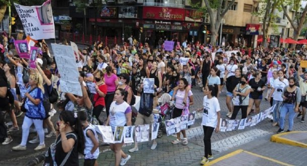 Centenares de manifestantes se pronunciaron en Mendoza en el 25N