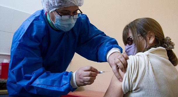 Día Nacional de los y las Vacunadoras: el arduo trabajo en medio de la pandemia