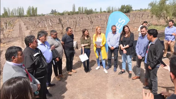 Raverta entregó jubilaciones a viñateros mendocinos en Guaymallén