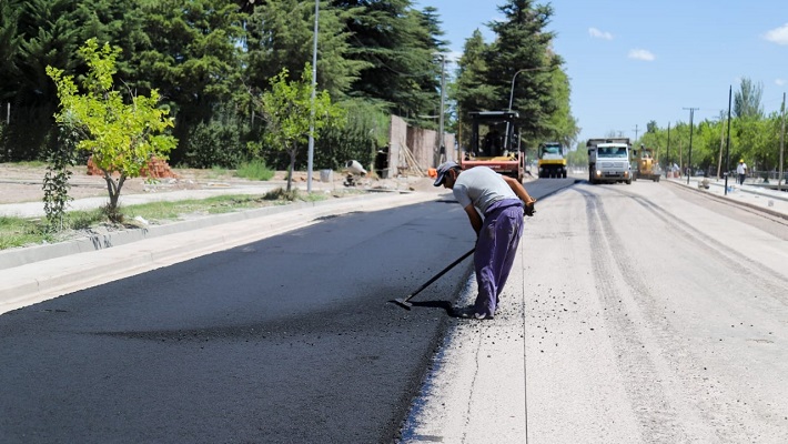 Pavimentan la nueva traza de calle Cinca desde Sarmiento a Yrigoyen en la obra del Paseo Deán Funes