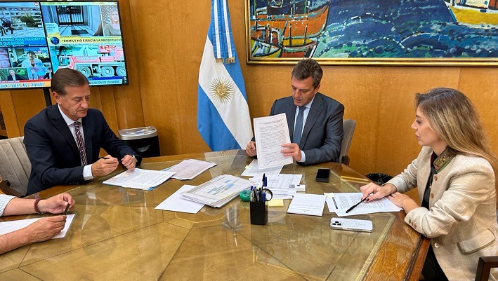 Suárez y Massa firmaron el convenio que confirmó que El Baqueano ingresó al Programa Nacional de Obras Hidroeléctricas