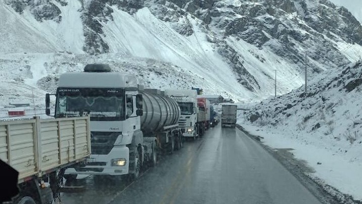 Los camioneros varados en Uspallata recibieron una importante ayuda de Mendoza
