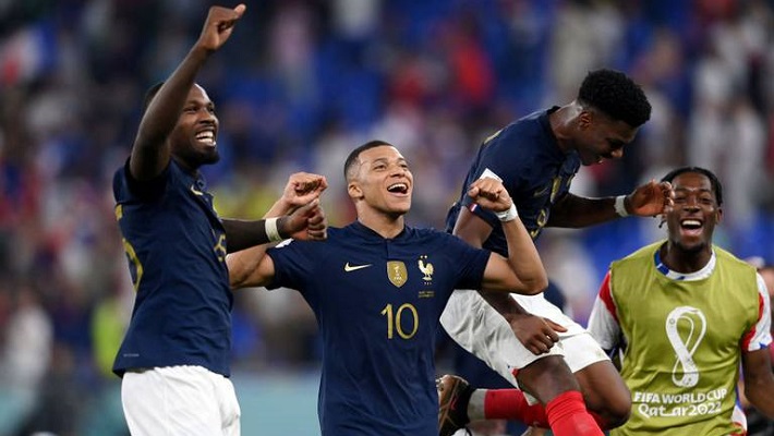 Francia ya está en octavos tras vencer a Dinamarca por 2-1 en un partido muy disputado.