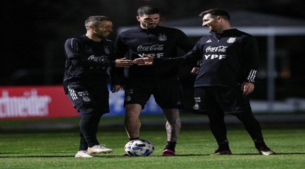 La Selección hizo su primera práctica de fútbol de cara al duelo con Chile