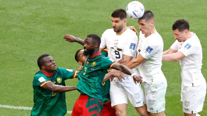 Serbia se complica la vida tras empatar a tres con Camerún en un partido donde reinó la locura.