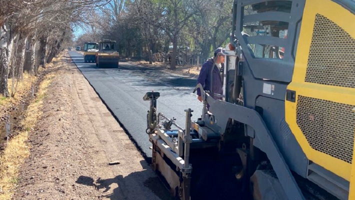 Este lunes comenzó la colocación de asfalto sobre la Avenida de Mayo de Punta del Agua